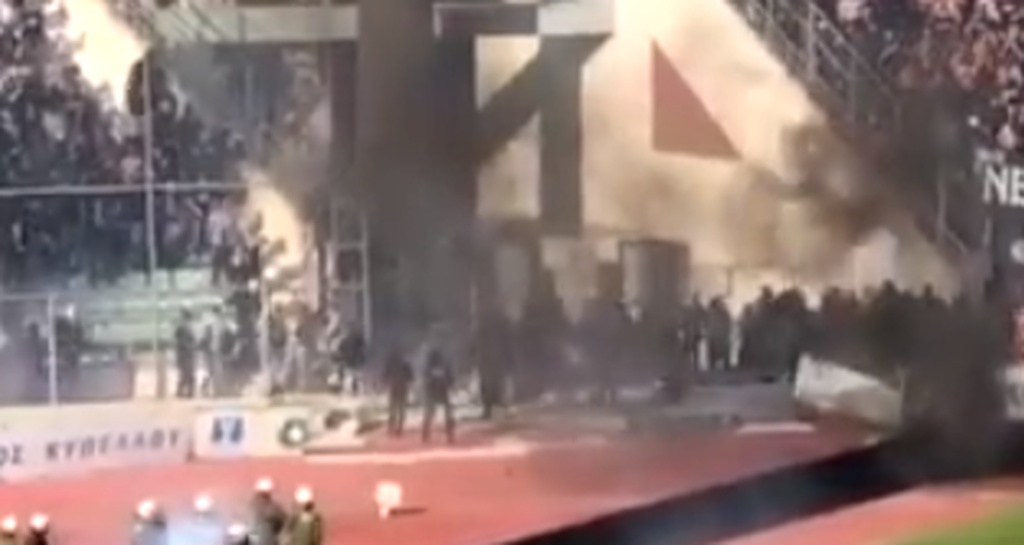 ΠΑΟΚ-ΑΕΚ: Πλακώθηκαν με τα ΜΑΤ οπαδοί του ΠΑΟΚ μέσα στο γήπεδο!