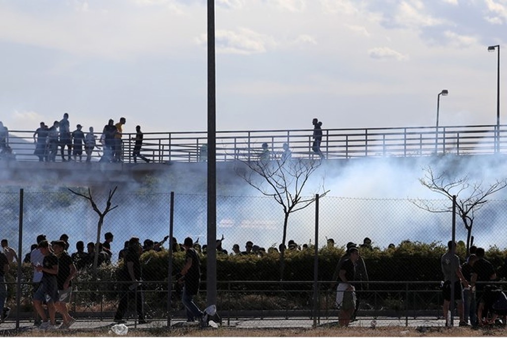 ΠΑΟΚ-ΑΕΚ: Χαμός στο Πανθεσσαλικό – Οπαδοί πλακώνονται έξω από το γήπεδο!