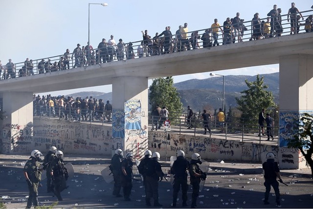 ΠΑΟΚ-ΑΕΚ: Χαμός στο Πανθεσσαλικό – Οπαδοί πλακώνονται έξω από το γήπεδο!