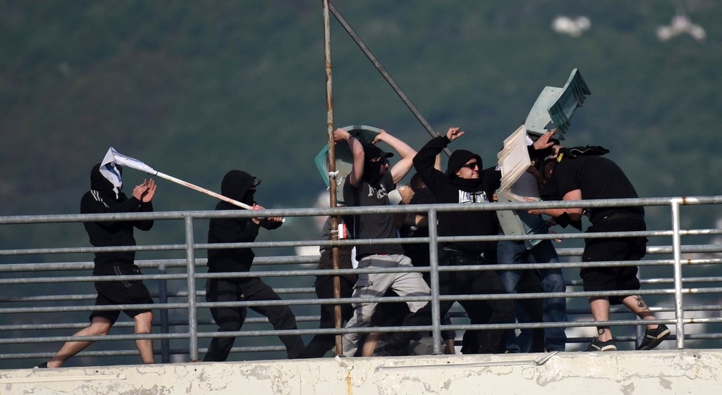 ΠΑΟΚ-ΑΕΚ: Καρέ-καρέ τα επεισόδια στη αερογέφυρα!