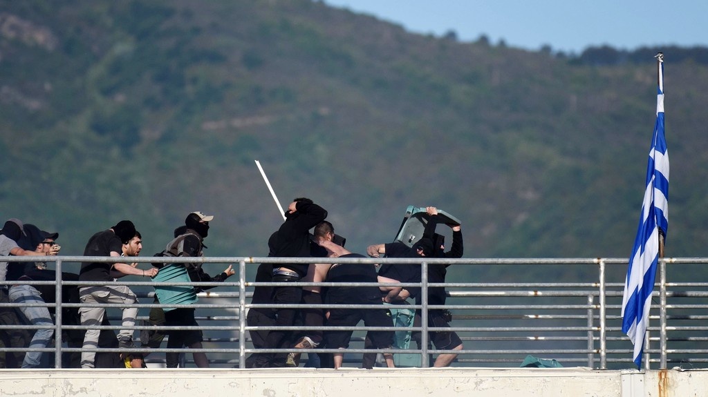 ΠΑΟΚ-ΑΕΚ: Καρέ-καρέ τα επεισόδια στη αερογέφυρα!