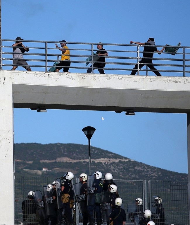 ΠΑΟΚ-ΑΕΚ: Πλακώνονταν πάνω από τους αστυνομικούς!