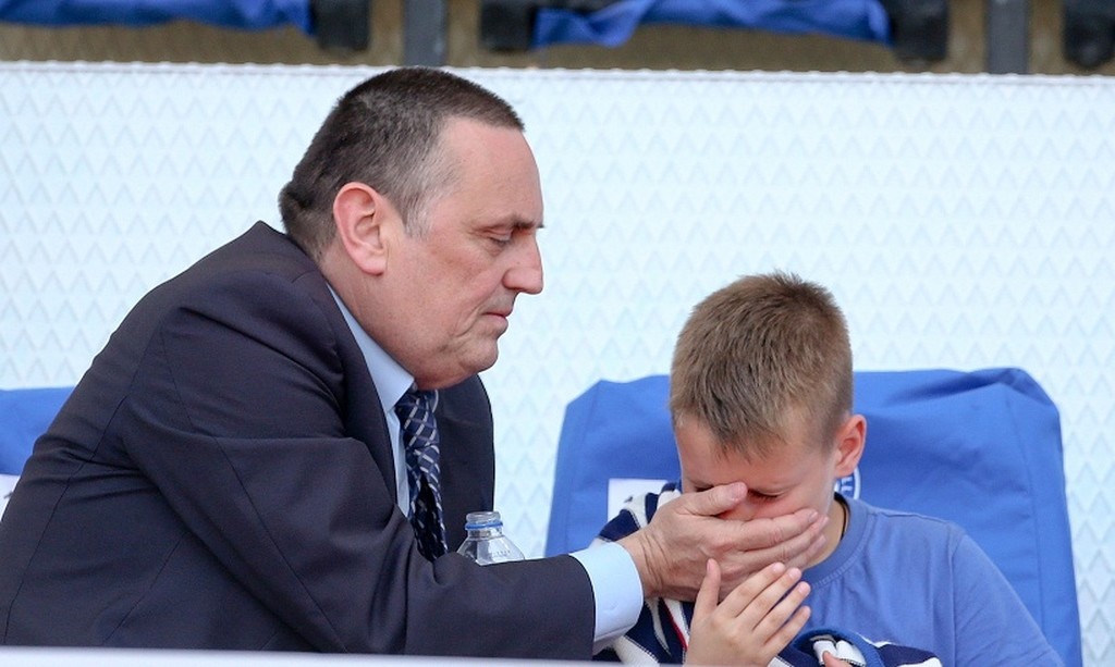 ΠΑΟΚ-ΑΕΚ: Η σοκαριστικές φωτογραφία του Στράτου που προστατεύει το γιο του από τα δακρυγόνα!