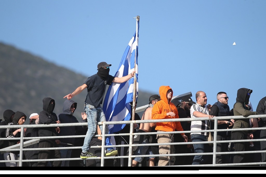 ΠΑΟΚ-ΑΕΚ: Αίσχος - Προσπάθησαν να ξηλώσουν το κοντάρι με την ελληνική σημαία για πλακωθούν!