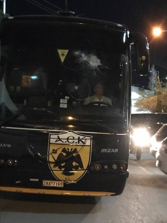 Τελικός Κυπέλλου: Σοκ – Έσπασαν τα τζάμια στο πούλμαν της ΑΕΚ!