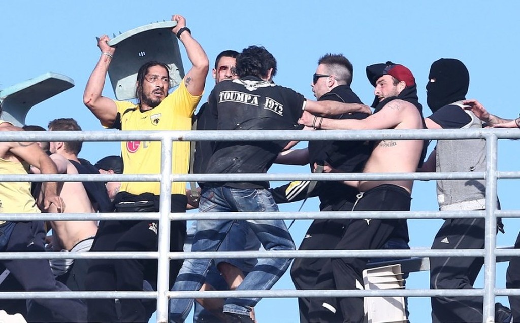 ΠΑΟΚ-ΑΕΚ: Η σοκαριστικές φωτογραφία του Στράτου που προστατεύει το γιο του από τα δακρυγόνα!