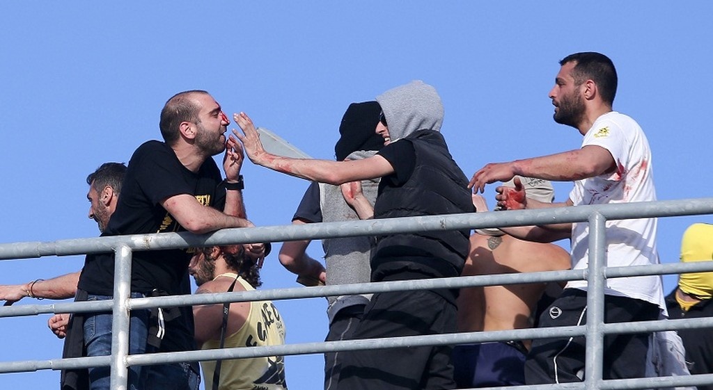 ΠΑΟΚ-ΑΕΚ: Η σοκαριστικές φωτογραφία του Στράτου που προστατεύει το γιο του από τα δακρυγόνα!