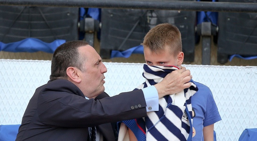 ΠΑΟΚ-ΑΕΚ: Η σοκαριστικές φωτογραφία του Στράτου που προστατεύει το γιο του από τα δακρυγόνα!