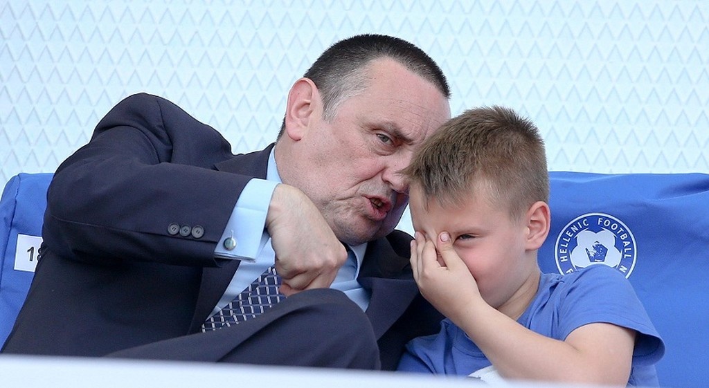 ΠΑΟΚ-ΑΕΚ: Η σοκαριστικές φωτογραφία του Στράτου που προστατεύει το γιο του από τα δακρυγόνα!