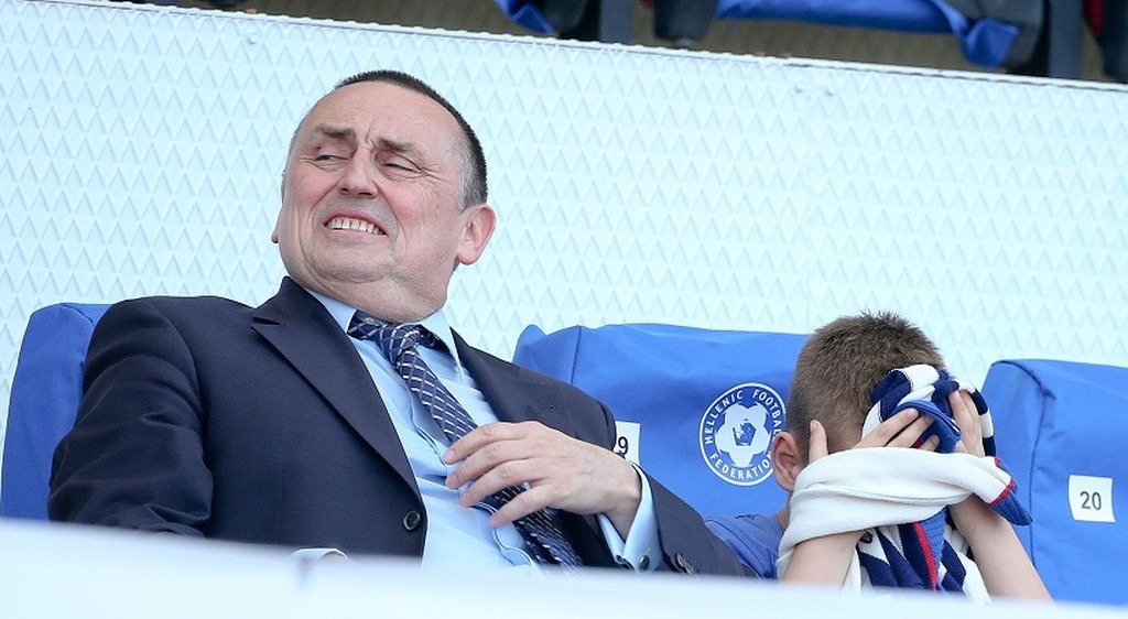 ΠΑΟΚ-ΑΕΚ: Η σοκαριστικές φωτογραφία του Στράτου που προστατεύει το γιο του από τα δακρυγόνα!