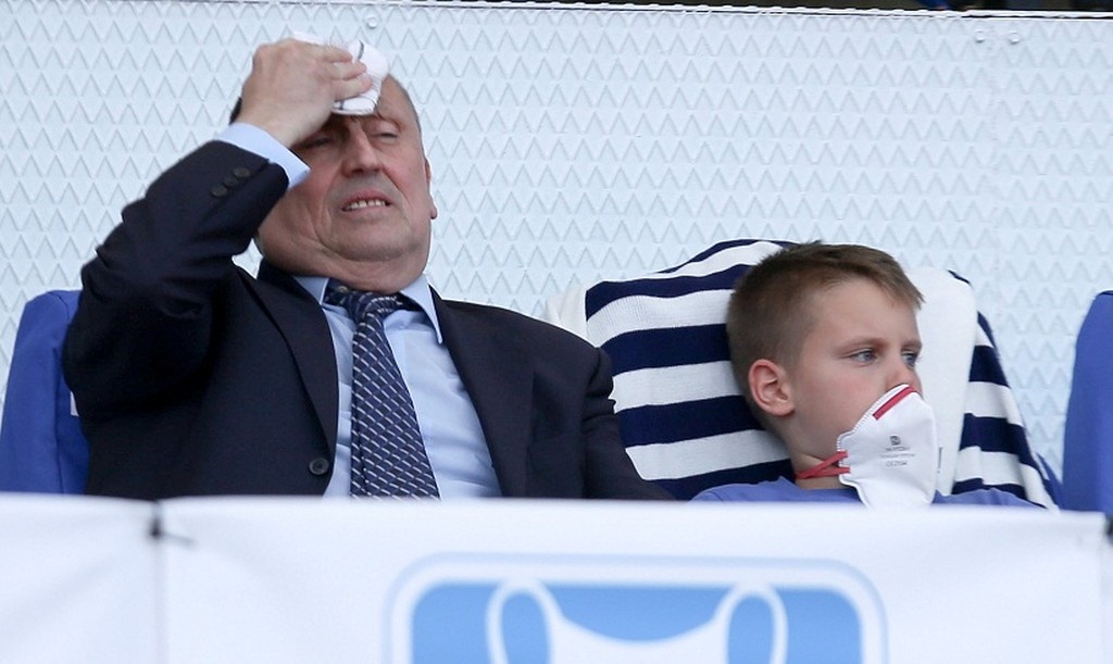 ΠΑΟΚ-ΑΕΚ: Η σοκαριστικές φωτογραφία του Στράτου που προστατεύει το γιο του από τα δακρυγόνα!