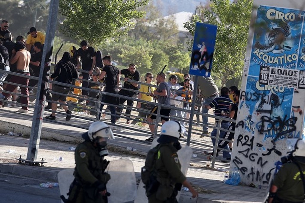 ΠΑΟΚ-ΑΕΚ: Χαμός στο Πανθεσσαλικό – Οπαδοί πλακώνονται έξω από το γήπεδο!