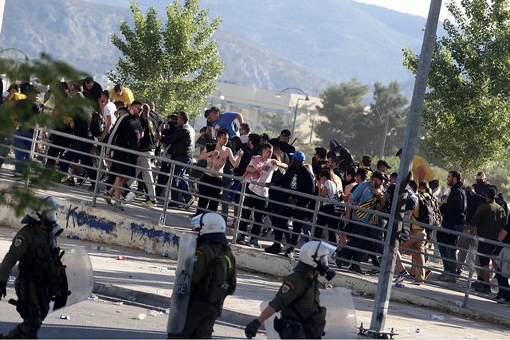 ΠΑΟΚ-ΑΕΚ: Χαμός στο Πανθεσσαλικό – Οπαδοί πλακώνονται έξω από το γήπεδο!