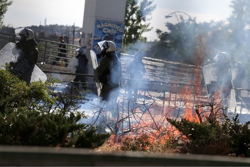 ΠΑΟΚ-ΑΕΚ: Χαμός στο Πανθεσσαλικό – Οπαδοί πλακώνονται έξω από το γήπεδο!