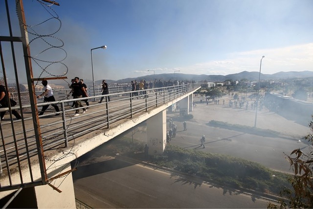 ΠΑΟΚ-ΑΕΚ: Χαμός στο Πανθεσσαλικό – Οπαδοί πλακώνονται έξω από το γήπεδο!