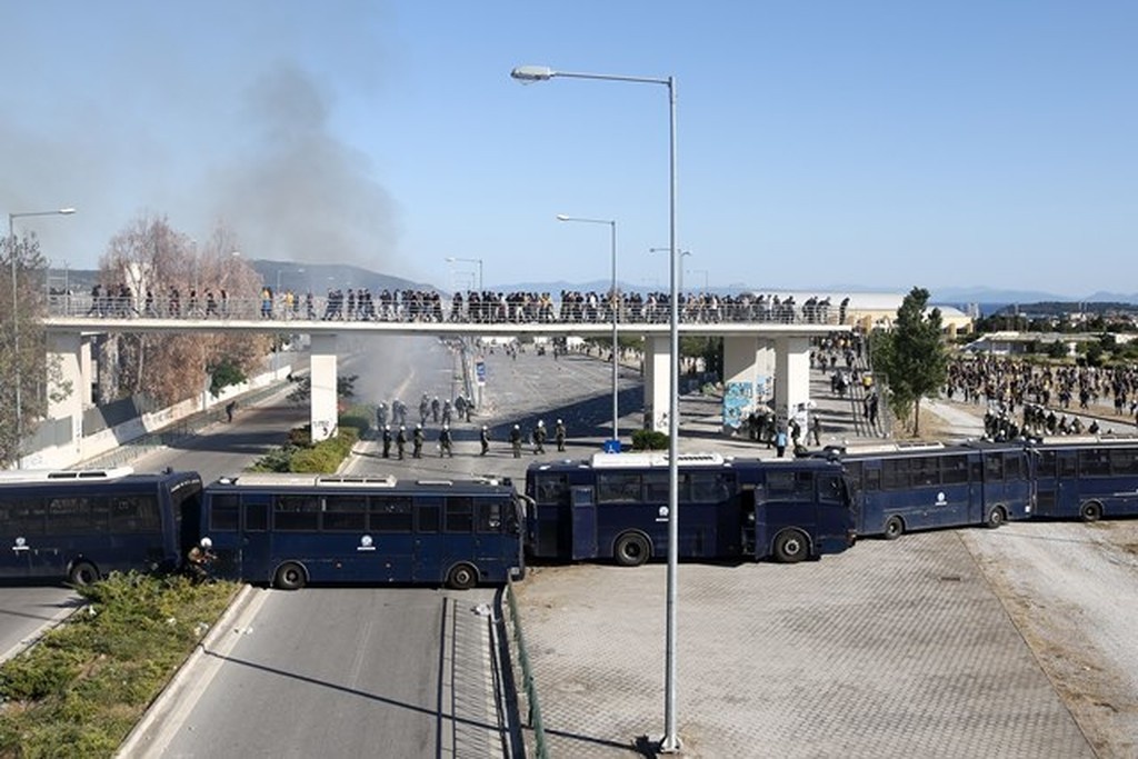 ΠΑΟΚ-ΑΕΚ: Χαμός στο Πανθεσσαλικό – Οπαδοί πλακώνονται έξω από το γήπεδο!