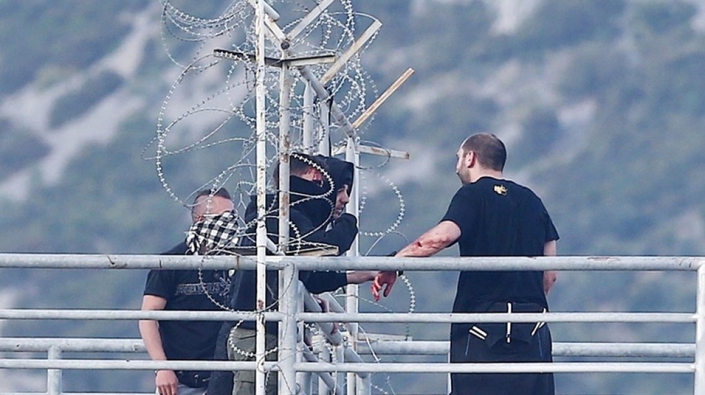 ΠΑΟΚ-ΑΕΚ: Επιτέλους και μια ειρηνική φωτογραφία μεταξύ οπαδών ΑΕΚ και ΠΑΟΚ!