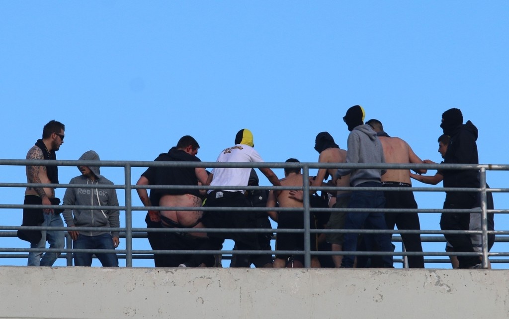 ΠΑΟΚ-ΑΕΚ: Φωτογραφίες-σοκ – Έβαλαν φωτιά στα οπίσθια οπαδού!