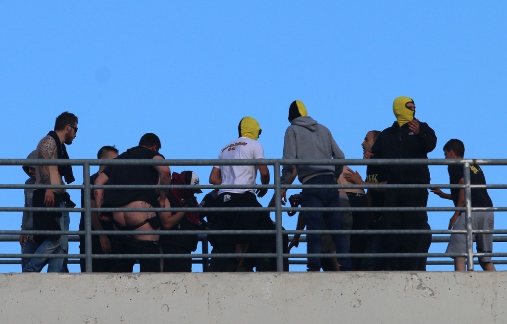 ΠΑΟΚ-ΑΕΚ: Φωτογραφίες-σοκ – Έβαλαν φωτιά στα οπίσθια οπαδού!