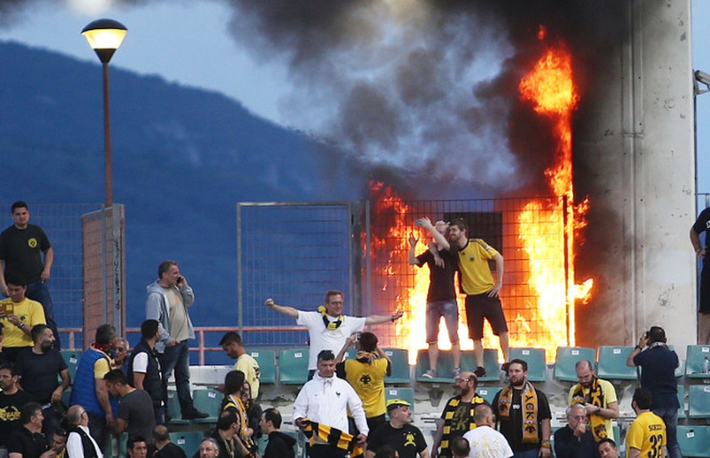 ΠΑΟΚ-ΑΕΚ: Έβγαλαν selfie μέσα στα επεισόδια!