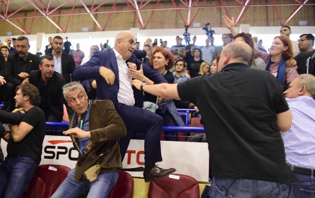 Έπαιξαν χαστούκια πρόεδροι ομάδων στην Τουρκία!