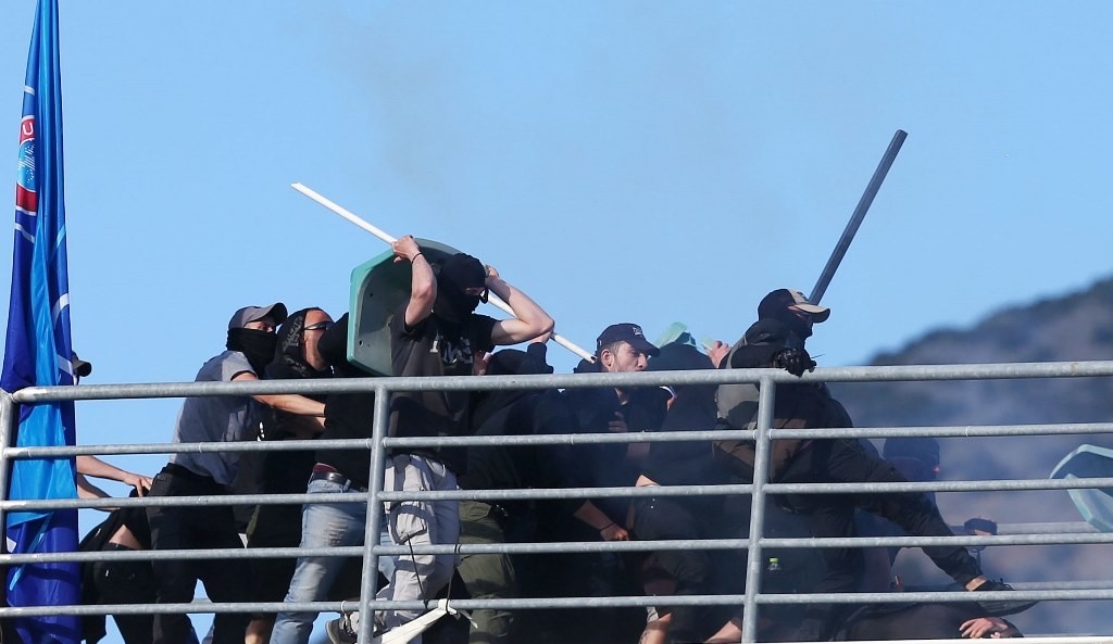 Τελικός Κυπέλλου: Σοκάρουν οι εικόνες με τα μαχαιρώματα οπαδών!