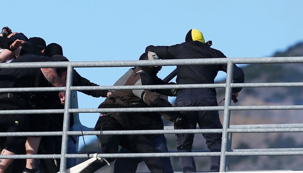 Τελικός Κυπέλλου: Σοκάρουν οι εικόνες με τα μαχαιρώματα οπαδών!