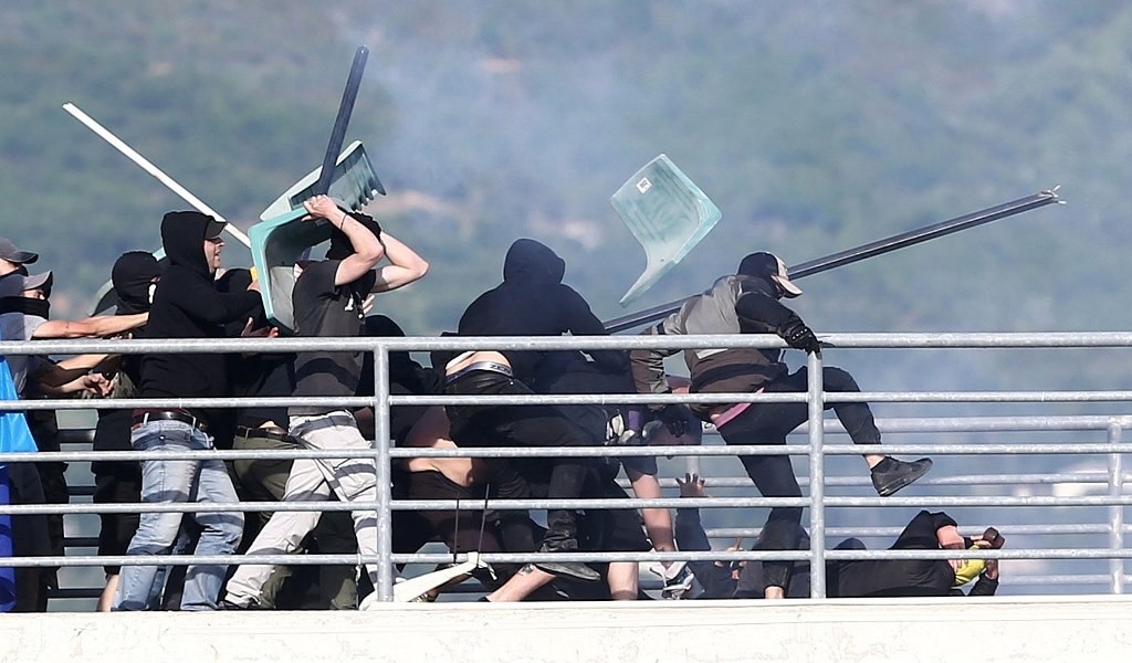 Τελικός Κυπέλλου: Σοκάρουν οι εικόνες με τα μαχαιρώματα οπαδών!