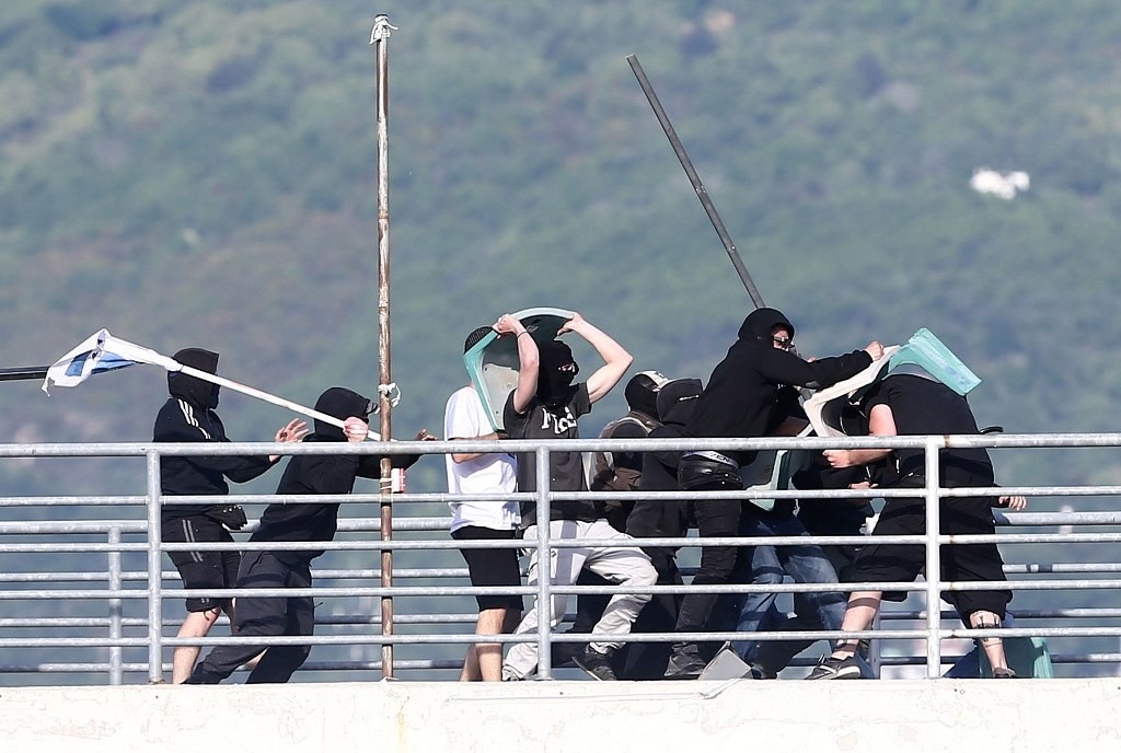 Τελικός Κυπέλλου: Σοκάρουν οι εικόνες με τα μαχαιρώματα οπαδών!