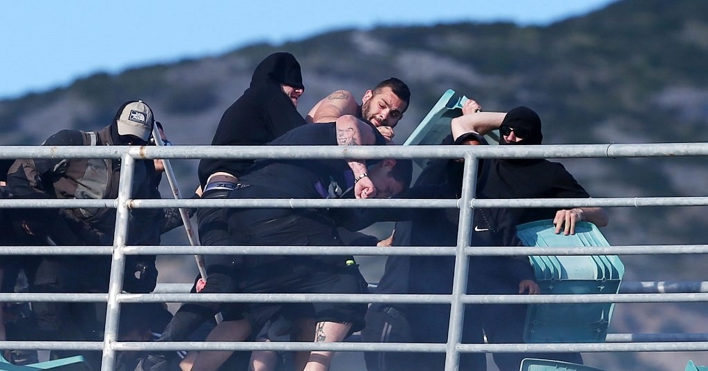 Τελικός Κυπέλλου: Σοκάρουν οι εικόνες με τα μαχαιρώματα οπαδών!