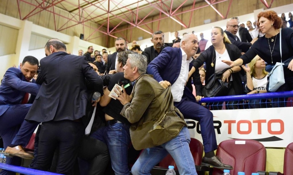 Έπαιξαν χαστούκια πρόεδροι ομάδων στην Τουρκία!