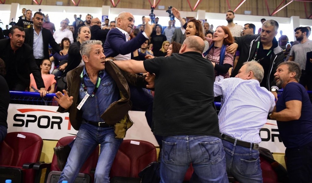 Έπαιξαν χαστούκια πρόεδροι ομάδων στην Τουρκία!