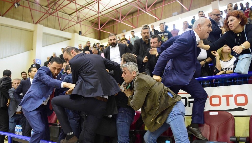 Έπαιξαν χαστούκια πρόεδροι ομάδων στην Τουρκία!