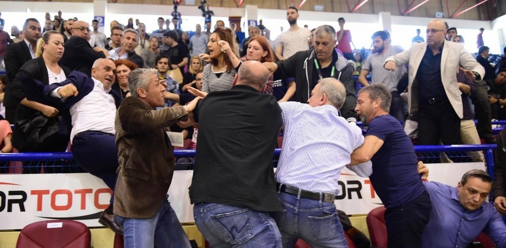 Έπαιξαν χαστούκια πρόεδροι ομάδων στην Τουρκία!