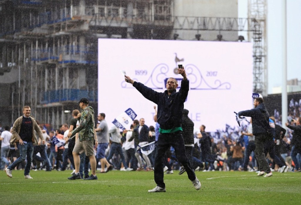 Τρομερές σκηνές: Χαμός στο «White Hart Lane» που κατεδαφίζεται μετά από 118 χρόνια