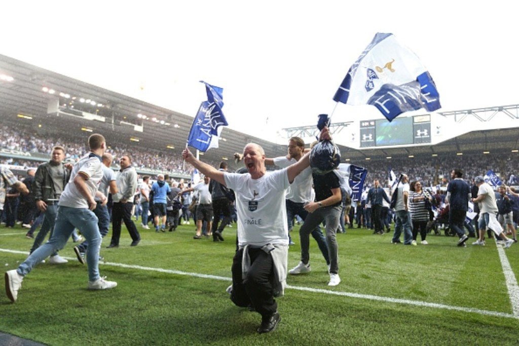 Τρομερές σκηνές: Χαμός στο «White Hart Lane» που κατεδαφίζεται μετά από 118 χρόνια