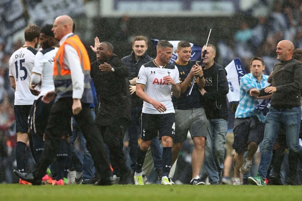 Τρομερές σκηνές: Χαμός στο «White Hart Lane» που κατεδαφίζεται μετά από 118 χρόνια