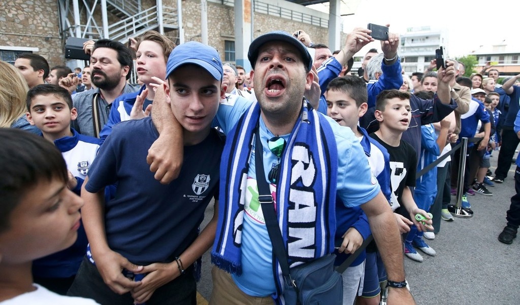 Τρελάθηκαν στη Ριζούπολη - Σήκωσαν στα χέρια τον Μάντζιο