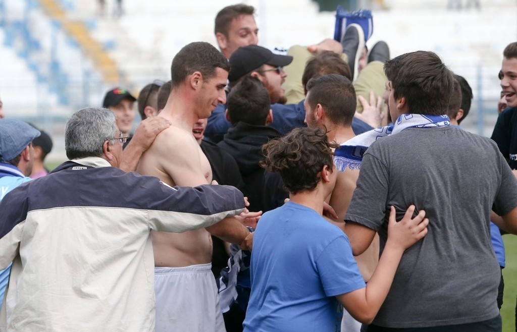 Τρελάθηκαν στη Ριζούπολη - Σήκωσαν στα χέρια τον Μάντζιο