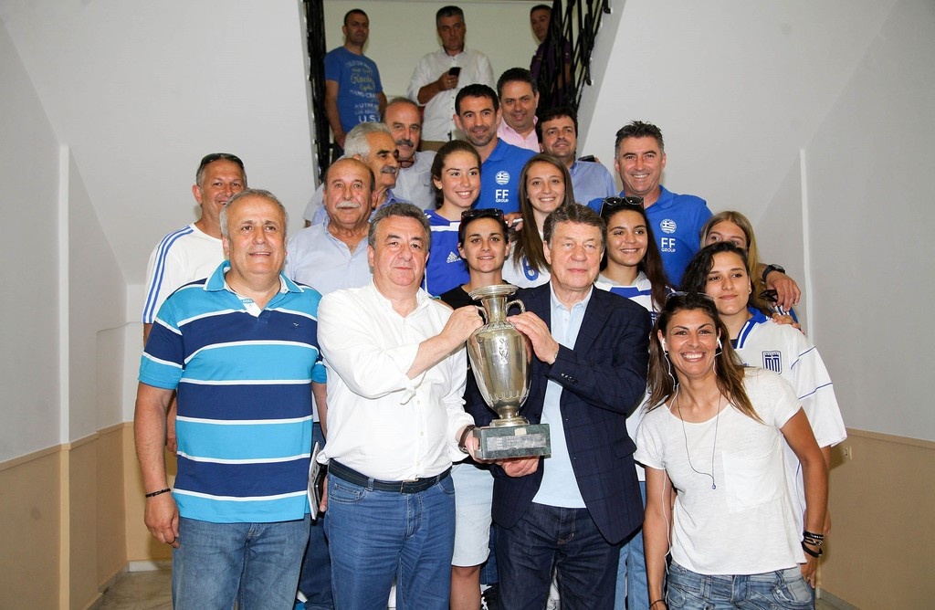 Αποθέωση για Ρεχάγκελ και Πρωταθλητές EURO 2004! (photos)