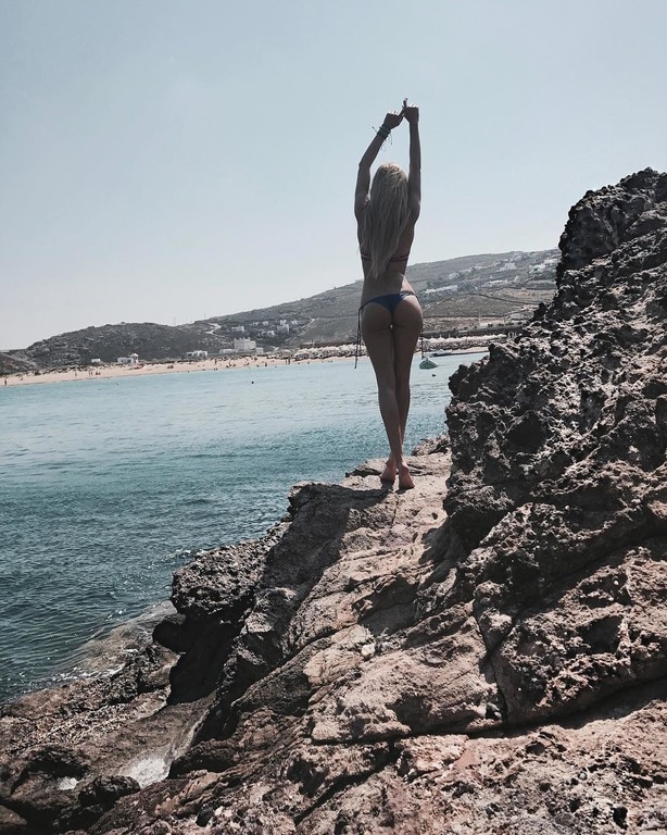 Παρουσιάστρια στην Ελλάδα με καυτό στρινγκ στα βράχια!
