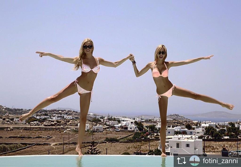 Παρουσιάστρια στην Ελλάδα με καυτό στρινγκ στα βράχια!