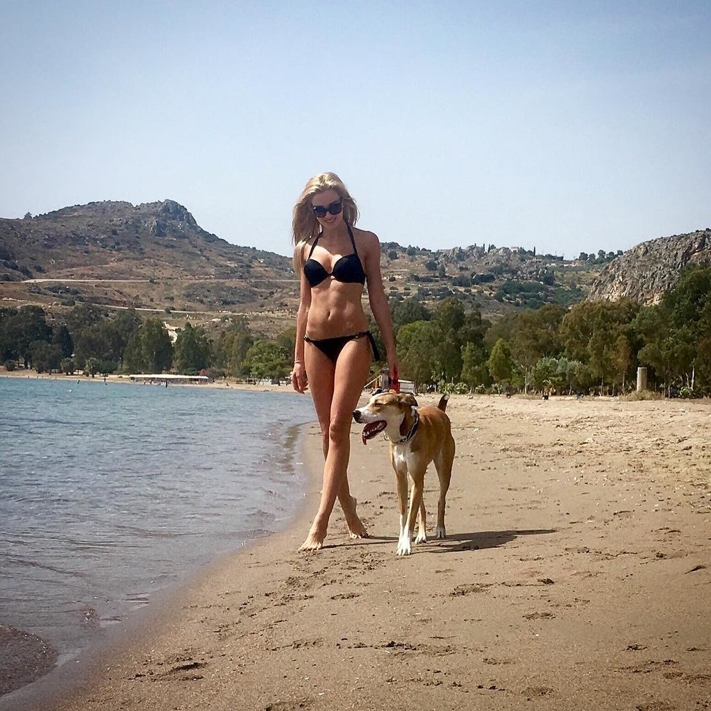 Παρουσιάστρια στην Ελλάδα με καυτό στρινγκ στα βράχια!