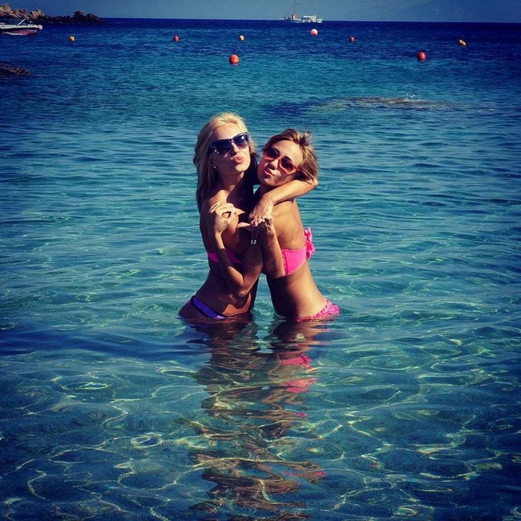 Παρουσιάστρια στην Ελλάδα με καυτό στρινγκ στα βράχια!