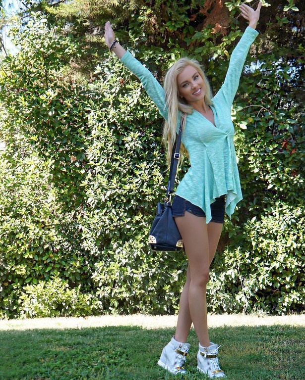 Παρουσιάστρια στην Ελλάδα με καυτό στρινγκ στα βράχια!