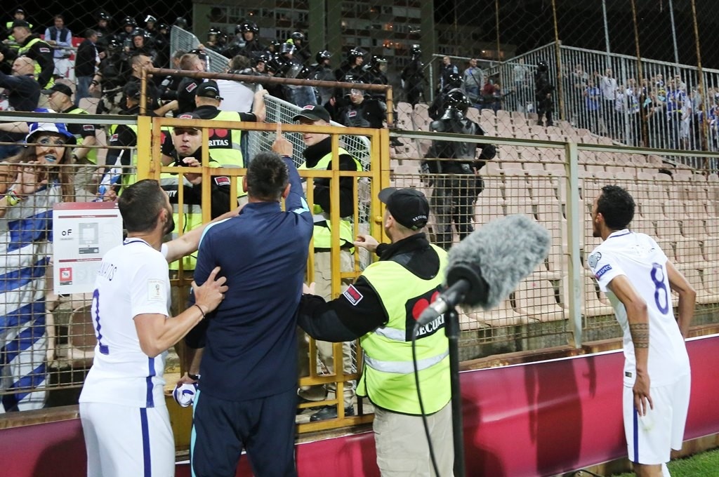 «Ντου» των Βόσνιων στους Έλληνες φιλάθλους! (photos)