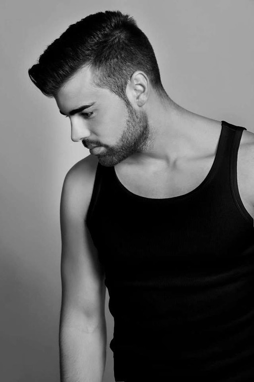 «Κοίτα στον καθρέφτη»: Ο Γιάννης Αλεξόπουλος ερμηνεύει το hit του καλοκαιριού