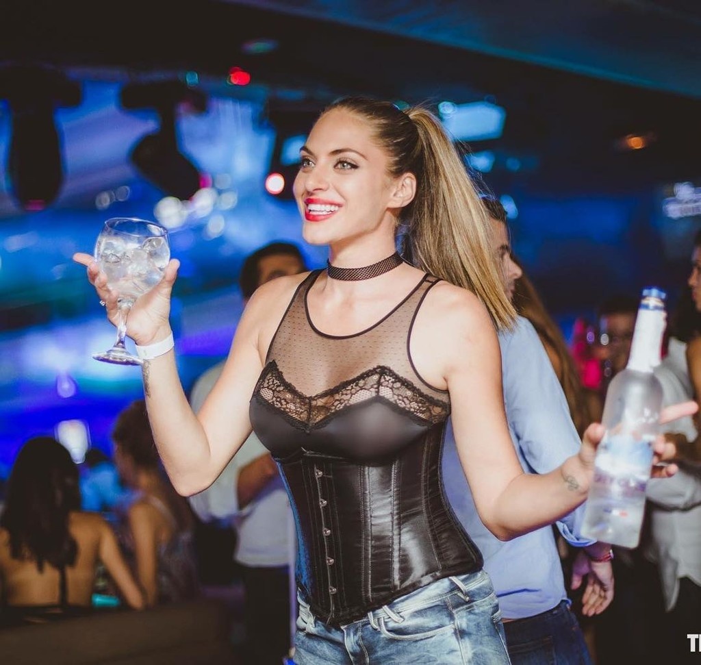 Μοιράζει… πόνο η Μάρτα με μαγιό