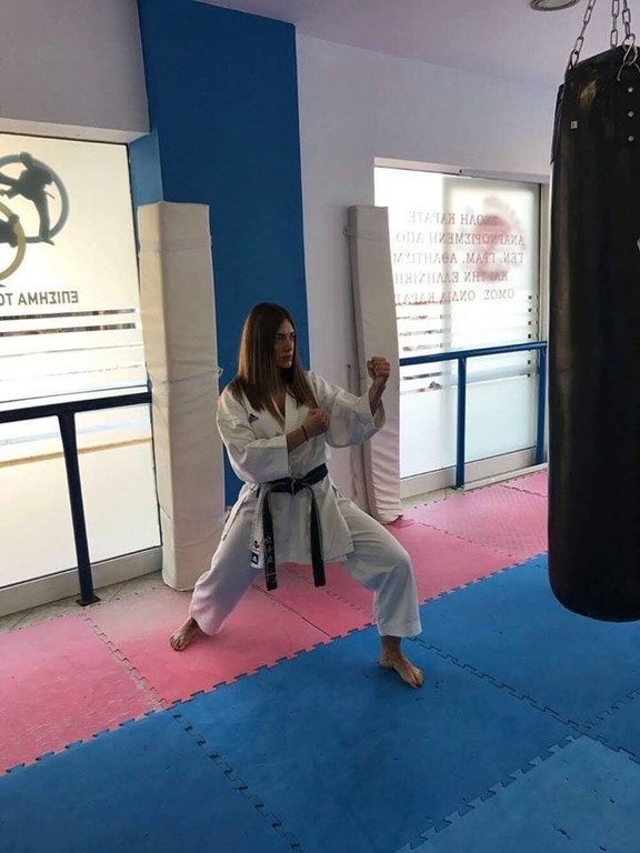 Mε μαύρη ζώνη στο καράτε Ελληνίδα τραγουδίστρια (photos)