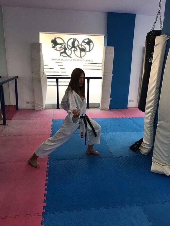 Mε μαύρη ζώνη στο καράτε Ελληνίδα τραγουδίστρια (photos)